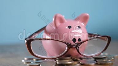 带眼镜的<strong>小猪</strong>银行会计金融家概念。 堆积如山的钱增加了钱和<strong>储蓄罐</strong>。 概念
