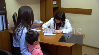 带着孩子去看医生的年轻母亲。