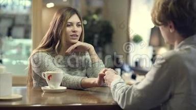 学生夫妇在咖啡馆里聊天