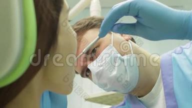 牙医在工作。 在牙医诊所做检查的女孩。