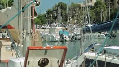 游艇停泊在海滩区旁边。 西班牙停车场为游艇在一个省城波尔图克里斯托。 马略卡
