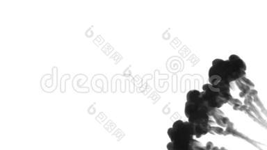 乌云或烟雾，墨水注入是孤立在白色上的缓慢运动。 黑色书写墨水混在水中.. 背景背景