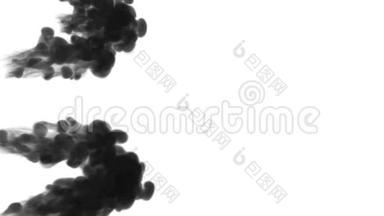 大量的流动，乌云或烟雾，墨水注入是孤立的白色在缓慢的运动。 水中的黑色漩涡