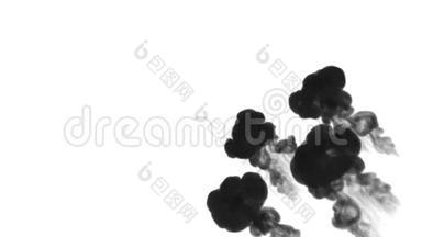 大量的流动，乌云或烟雾，墨水注入是孤立的白色在缓慢的运动。 水中的黑色混合