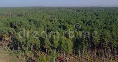 砍伐森林特种设备，从无人机上看。 森林收割机的工作.. 茂密松林的砍伐