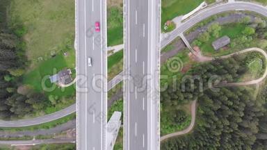 <strong>高速公路</strong>高架桥的高空俯视图与山区多烷交通。 奥地利<strong>高速公路</strong>