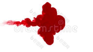 一股强大的暗红色墨水从左到右溶解在水中。 作为阿尔法通道使用卢马哑光