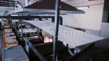 纸张在印刷机工作的过程中。在生产线上打印设备细节。
