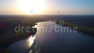飞过美丽的春江.. 空中摄影机拍摄。 乌克兰。