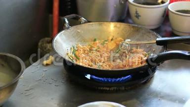 厨师烹饪大锅泰国炒米粉