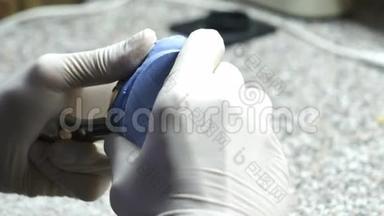 牙科技师在牙科实验室制作义齿的特写。