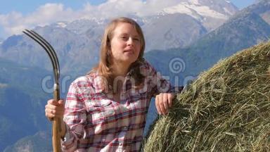 漂亮的农场女孩带着草叉