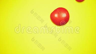新鲜的西红柿掉了<strong>一滴水</strong>。 营养的概念.. 在黄色背景上分离，慢动作