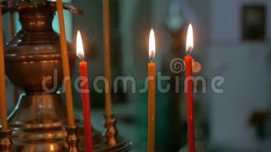 蜡烛黑暗的俄罗斯教堂正统仪式圣礼室内慢动作视频