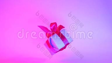 礼品盒，红色丝带旋转霓虹灯紫色背景。 360度旋转。 无缝环。 零重力。 悬浮。