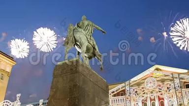 在莫斯科市中心的Tverskaya广场上<strong>燃放</strong>烟花。 尤里·多格鲁基纪念碑，俄罗斯带变焦
