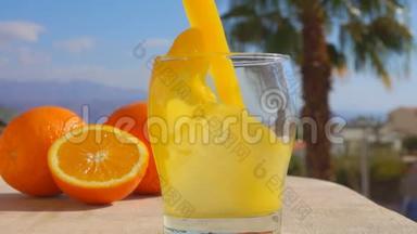 特写橙汁倒入玻璃杯中