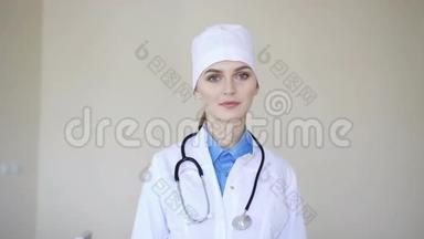 一位年轻的成年女医生的肖像，看着镜头