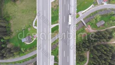 高速公路高架桥的高空俯视图与山区多烷交通。 奥地利高速公路