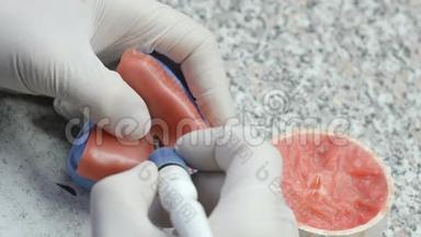 牙科技师在牙科实验室制作假牙
