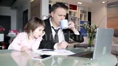 女儿帮助父亲在家工作