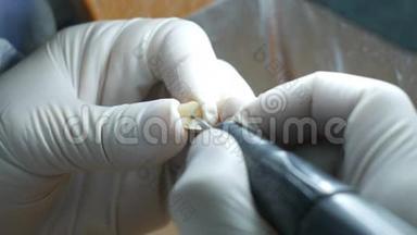 牙科技师在牙科实验室制作假牙