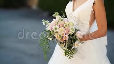 新娘手中的婚礼新娘花束