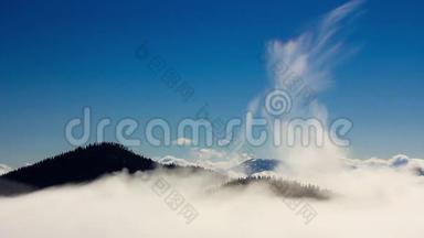 自然的天空和云层背景。 云层覆盖着群山