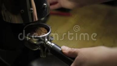 咖啡师在咖啡架上倒咖啡