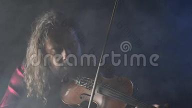 年轻有才华的小提琴手用小提琴创作音乐