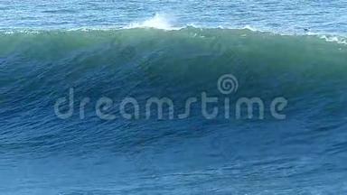 加利福尼亚海岸的巨大海浪
