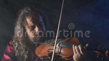 年轻有才华的小提琴手用小提琴创作音乐
