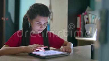 少女在平板电脑<strong>网络</strong>游戏中玩。 <strong>女孩</strong>室内儿童<strong>社交</strong>媒体平板电脑互联网慢视频