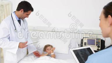 生病的小女孩躺在床上与护士和医生交谈
