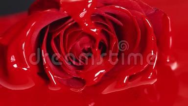 红色油漆口红液体质地，油彩为绘画，混合色调，艺术化妆为脸玫瑰花。