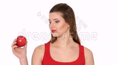 女人拿着红苹果，在白色背景下微笑
