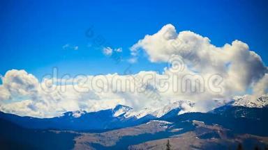 自然的天空和云层背景。 云层覆盖着群山