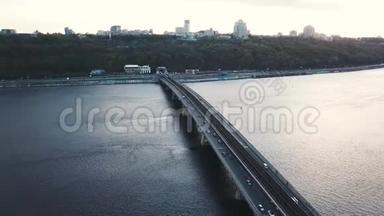 乌克兰基辅地铁桥的鸟瞰图。 热闹的交通