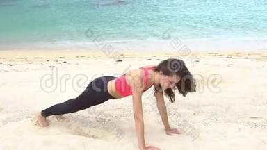 在海前海滩上训练女人。 晨练体操。 体育锻炼