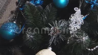 圣诞树上装饰着漂亮的玩具
