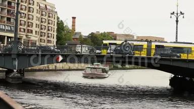 柏林市斯普里河上的城市景观和韦登达默大桥，韦登达默·布尔克河上的旅游船