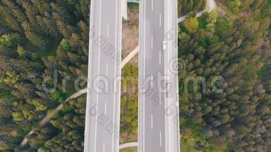 高速公路高架桥的高空俯视图与山区多烷交通。 奥地利高速公路