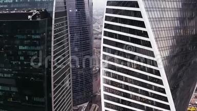 玻璃和混凝土摩天大楼，商业中心。 空中飞行。