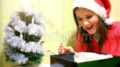冬帽敞开式礼品盒附近的快乐年轻女子