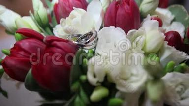 红玫瑰和白玫瑰花束镶嵌着结婚戒指