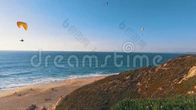 滑翔伞飞越海洋海滩