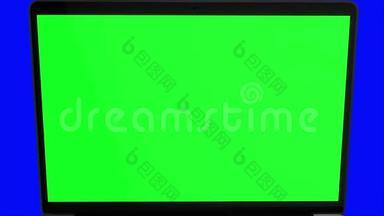 4K视频。 笔记本电脑打开绿色屏幕在蓝色背景。
