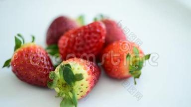 市场上新<strong>鲜</strong>的草莓。 好<strong>好吃</strong>吧。