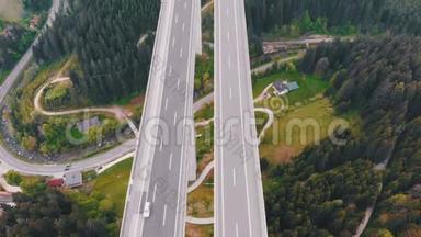 <strong>高速公路</strong>高架桥的高空俯视图与山区多烷交通。 奥地利<strong>高速公路</strong>
