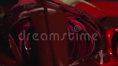 红色油漆口红液体质地，油彩为绘画，混合色调，艺术化妆为脸玫瑰花。